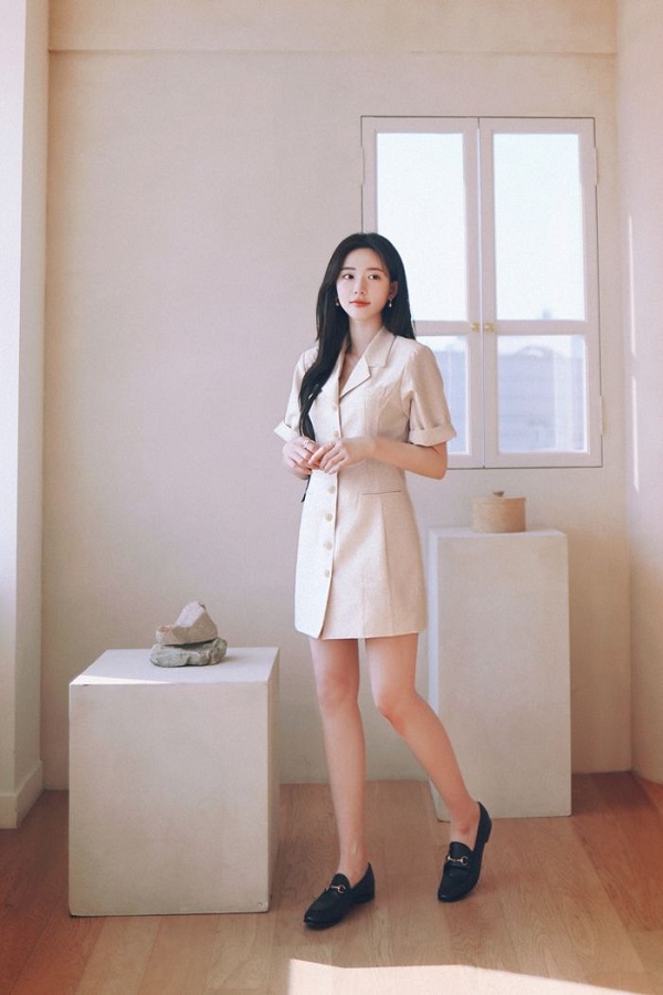 Đầm suông kết hợp với giày loafer mang lại phong cách thanh lịch, thời thượng và dễ ứng dụng cho nhiều dịp khác nhau.