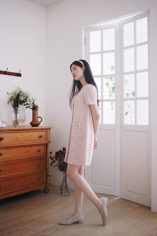 Mặc váy suông đi giày búp bê màu be hài hoà