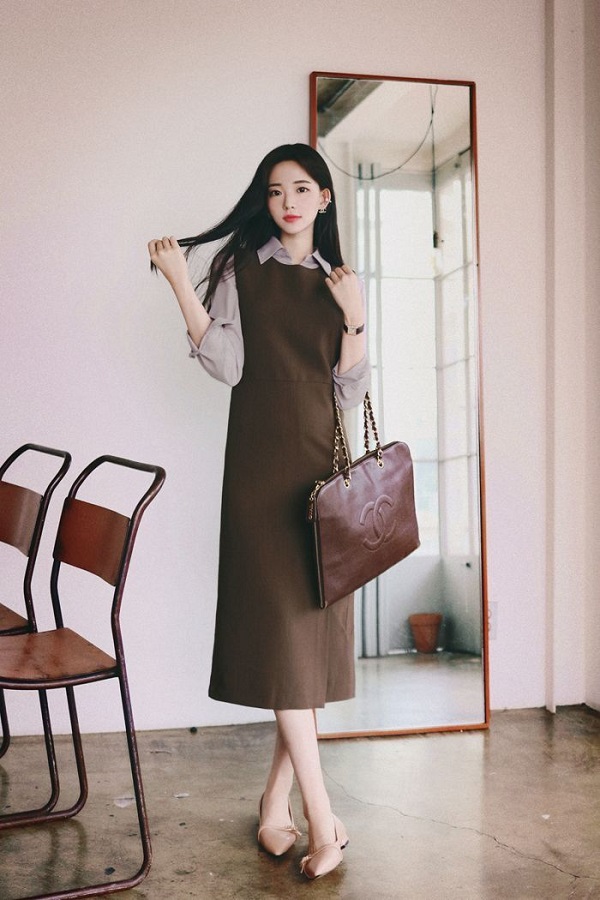 Đầm suông đi cùng giày búp bê mang lại nét nữ tính, nhẹ nhàng và thanh lịch.