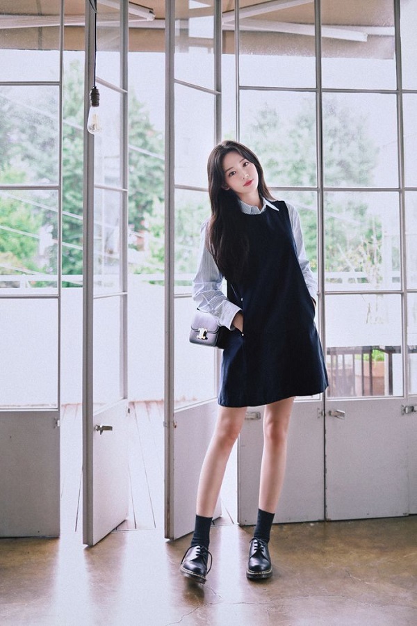 Đầm suông phối cùng giày Oxford mang lại vẻ đẹp cổ điển, thanh lịch và tinh tế.