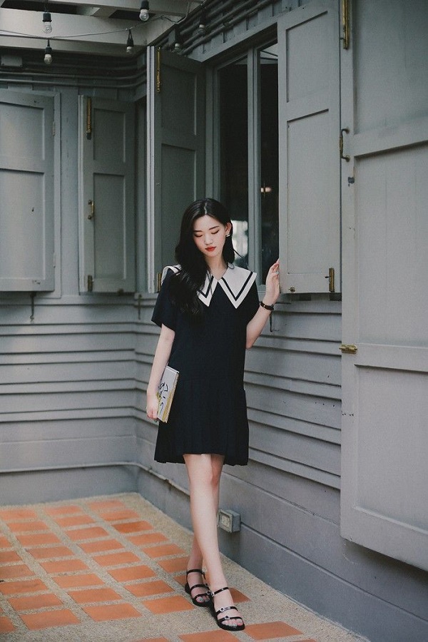 Dạo phối với đầm suông kết hợp giày sandal quai mảnh nhẹ nhàng