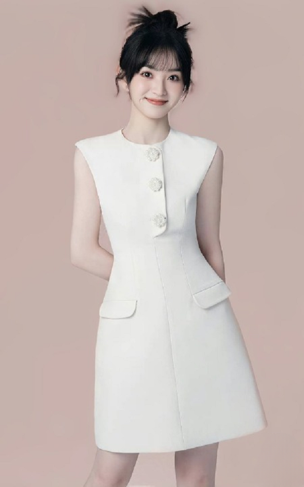 Đầm chữ A sát nách trẻ trung, năng động, dễ dàng kết hợp với phụ kiện để tạo nhiều phong cách khác nhau.