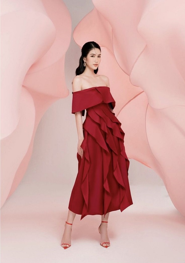 Đầm trễ vai gợi cảm, khoe bờ vai thon và xương quai xanh quyến rũ.