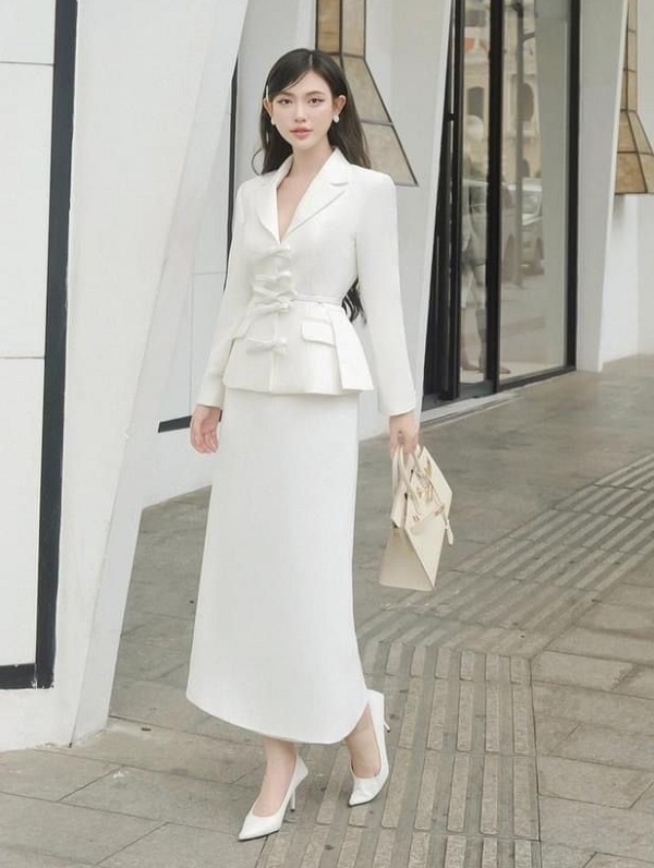 Đầm vest trắng cá tính, kết hợp giữa sự mạnh mẽ và nét quyến rũ, tạo phong cách sang trọng, hiện đại.