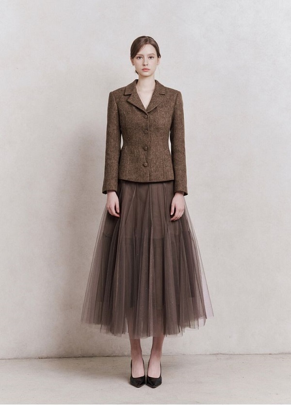 Đầm vest thiết kế mạnh mẽ, tôn lên thần thái sang trọng.