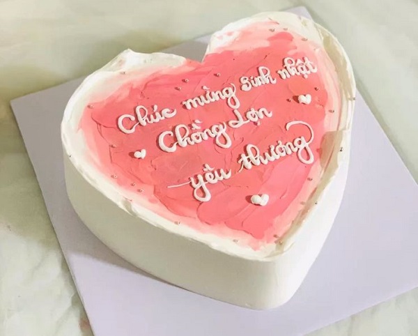 Bánh kem trái tim hồng pastel nhẹ nhàng