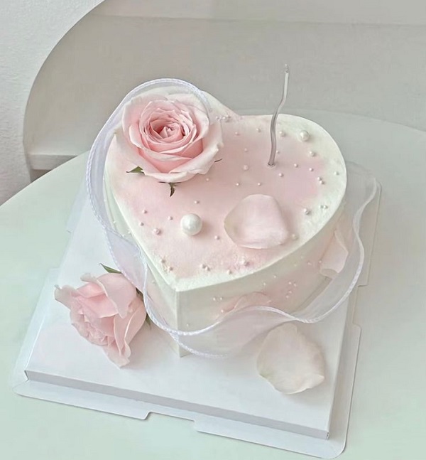 Bánh kem hình trái tim hoa hồng kết hợp nến lung linh