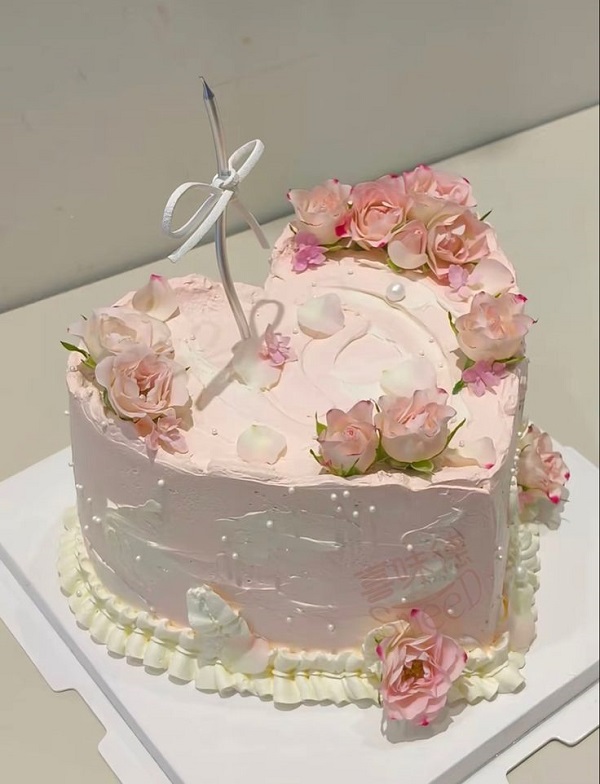 Bánh sinh nhật hình trái tim hoa hồng leo vintage