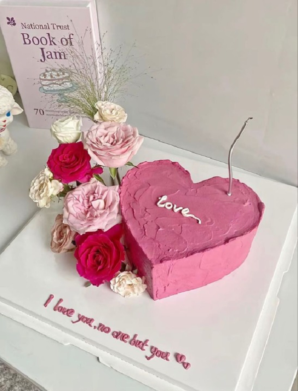 Bánh kem trái tim hoa hồng tươi trang trí tinh tế