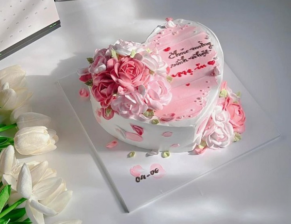 Mẫu bánh kem sinh nhật tặng mẹ hình trái tim hoạ tiết hoa kem rực rỡ, đẹp mắt