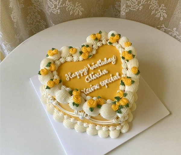 Mẫu bánh kem trái tim màu vàng rực rỡ