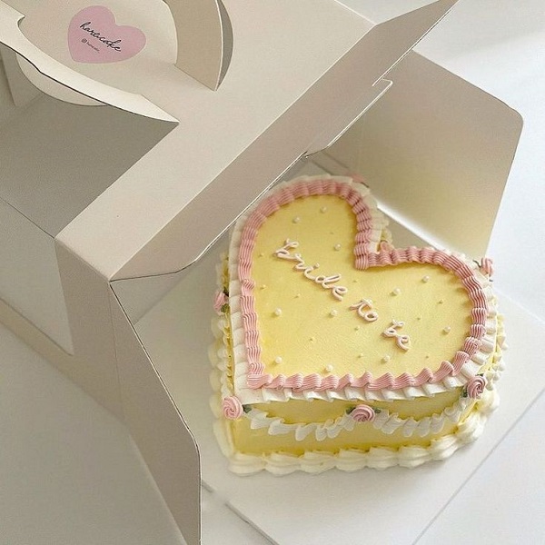Mẫu bánh sinh nhật hình trái tim đẹp với tone màu vàng hồng đáng yêu