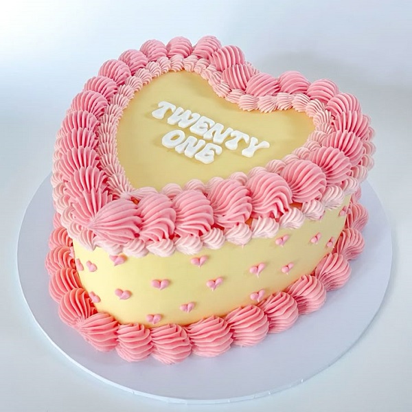 Bánh sinh nhật trái tim sang trọng với đường các đường viền trang trí đẹp mắt