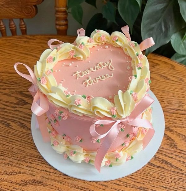 Bánh kem trái tim phong cách tối giản, chữ tay xinh xắn