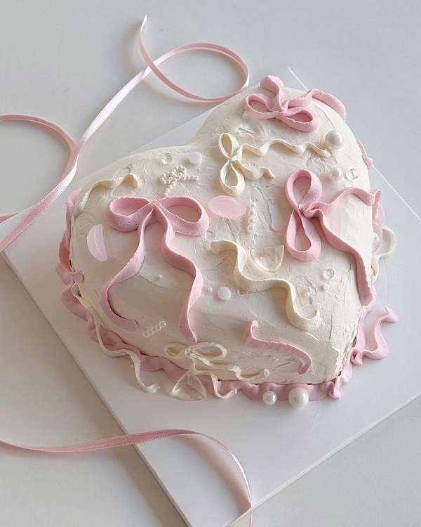 Bánh kem hình trái tim với hoạ tiết nơ cute