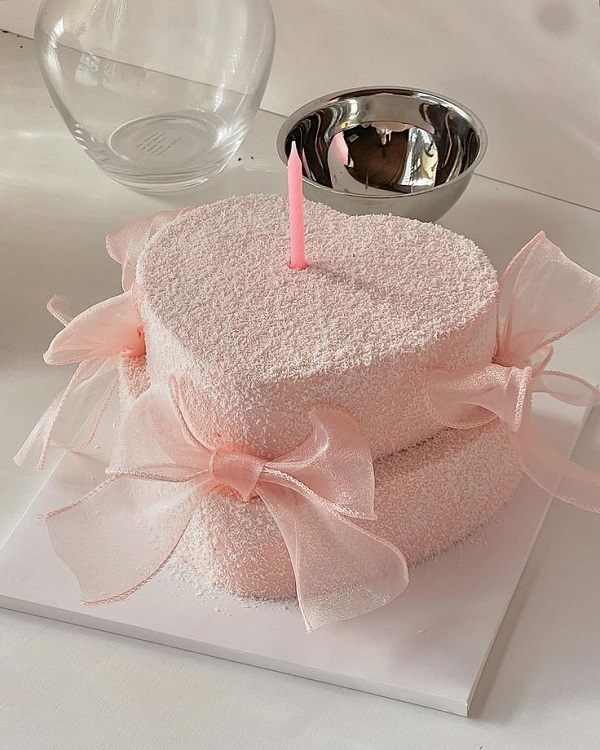 Mẫu bánh kem đơn giản hình trái tim phối với nơ voan đằm thắm