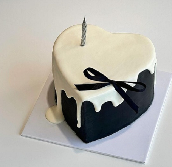 Mẫu bánh kem màu đen huyền bí với lớp phủ socola trắng đầy ngọt ngào