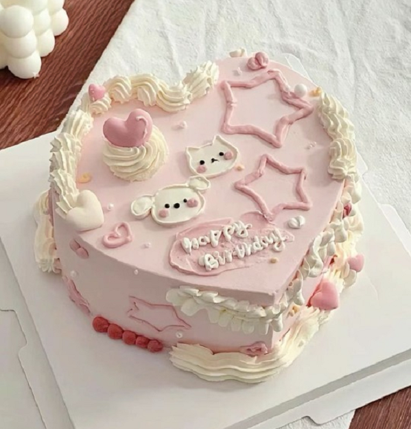 Bánh kem hình trái tim hồng phủ kem bông xinh xắn