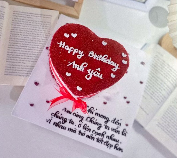 Bánh kem trái tim đỏ kèm nơ lụa