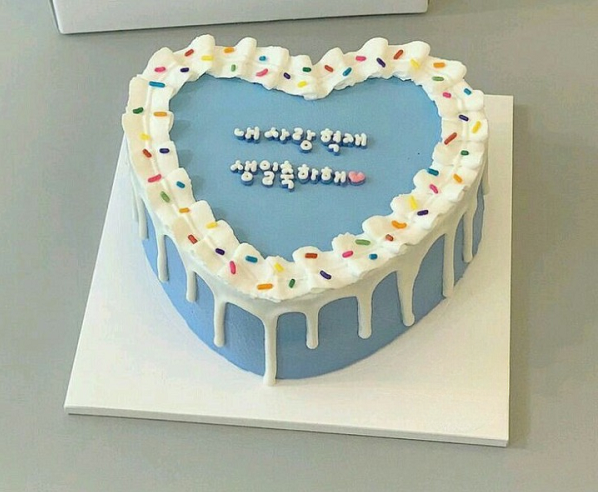 Bánh kem trái tim minimal phong cách Hàn Quốc