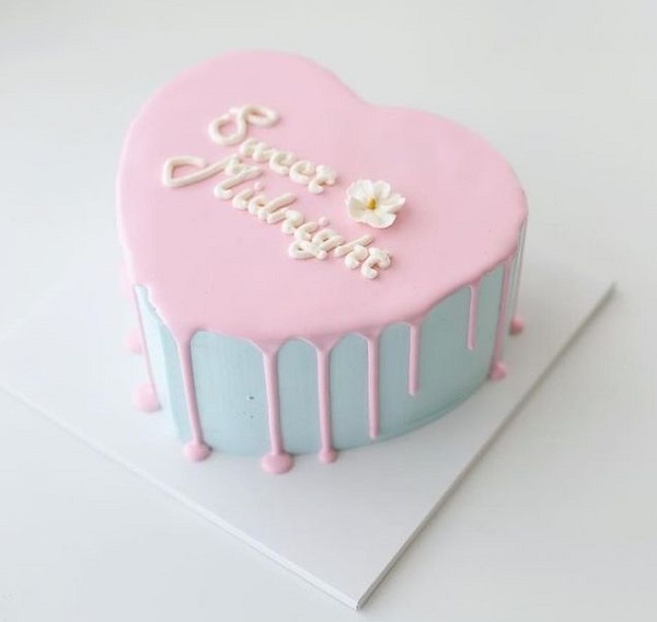 Bánh kem trái tim Korea style tông trắng xanh