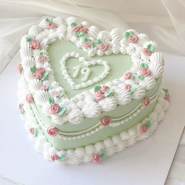 Bánh kem sinh nhật hình trái tim cao cấp với chi tiết tinh xảo