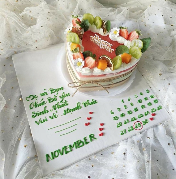 Bánh kem trái tim kết hợp hoa quả và kem mịn