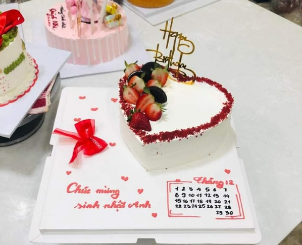 Bánh kem trái tim với dâu tây tươi ngon