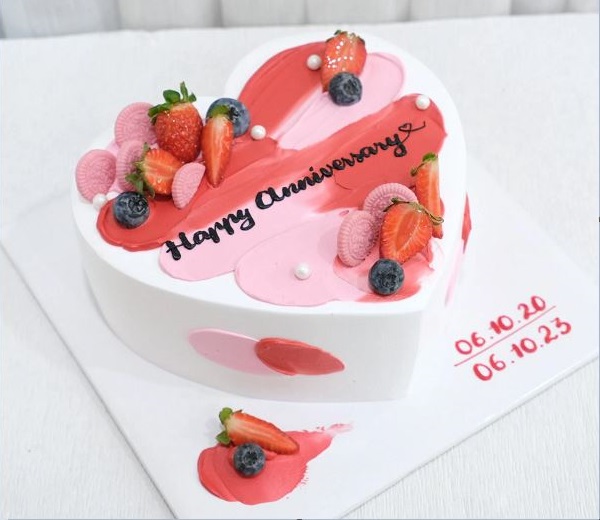 Bánh sinh nhật trái tim đẹp với dâu và việt quất giúp tăng vị giác