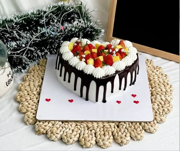 Bánh sinh nhật trái tim socola với topping trái cây tươi