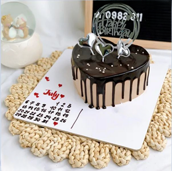 Bánh kem hình trái tim socola chảy tan hấp dẫn
