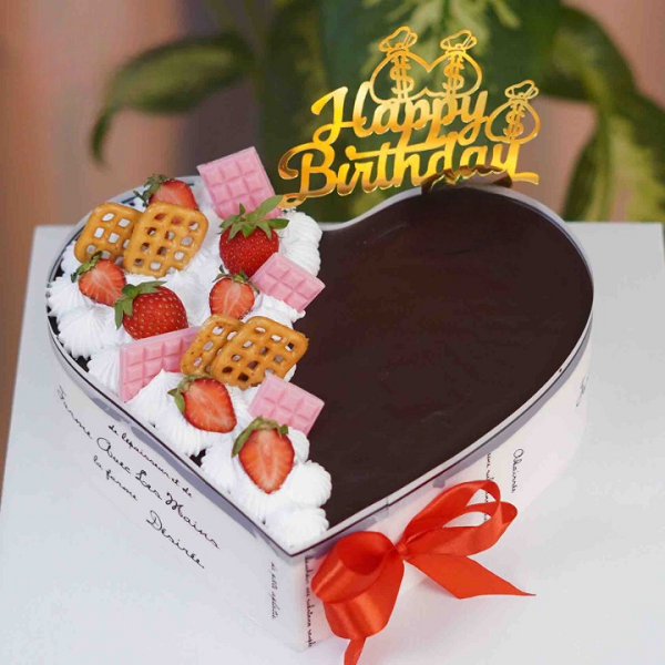 Bánh kem trái tim vị socola đắng, trang trí sang trọng