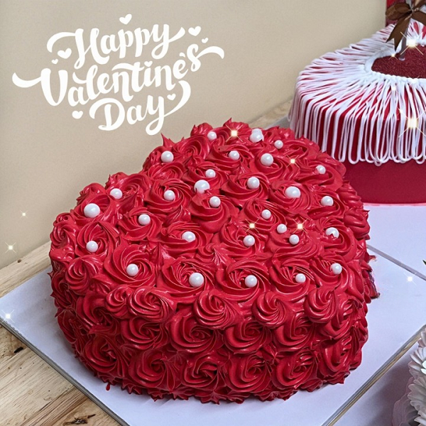 Bánh kem trái tim đỏ kết hợp ngọc trai sang trọng