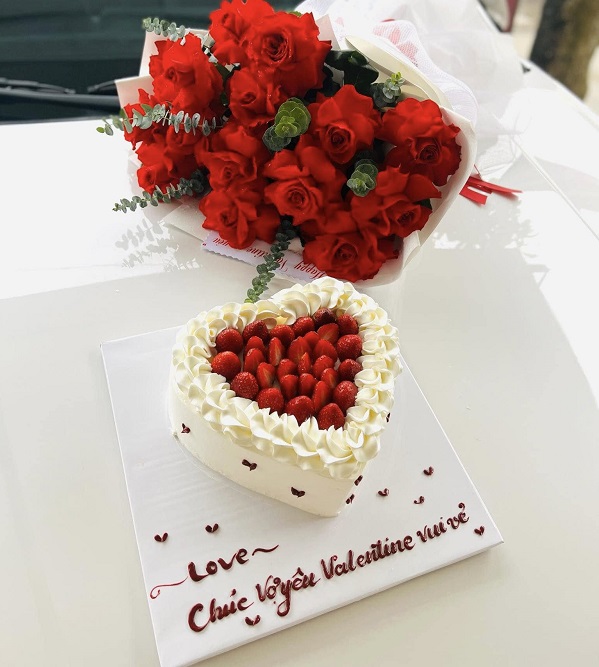 Bánh kem hình trái tim phủ đầy trái cây tươi