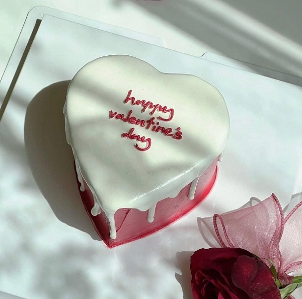 Bánh kem hình trái tim tối giản chuẩn trend Hàn Quốc