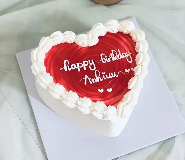 Bánh sinh nhật trái tim đỏ đơn giản nhưng nổi bật