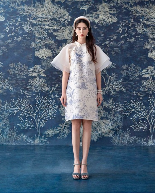 Đầm suông dài qua gối, giúp che khuyết điểm và tạo sự thoải mái