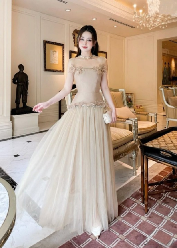 Mẫu đầm dài đẹp màu be dễ dàng phối phụ kiện