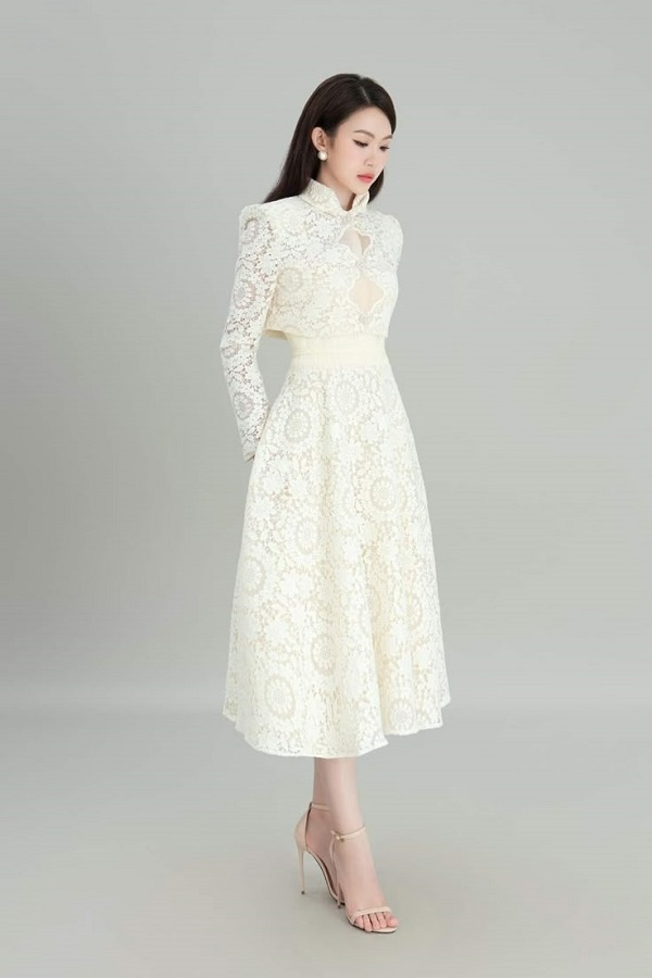 Váy dài phối ren cổ điển, thiết kế sang trọng, phù hợp với phong cách quý phái