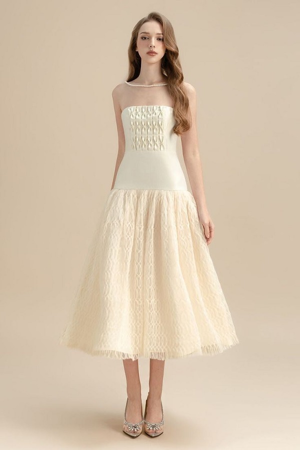 Váy dài cúp ngực quyến rũ, tôn lên vòng một gợi cảm, phù hợp với tiệc sang trọng