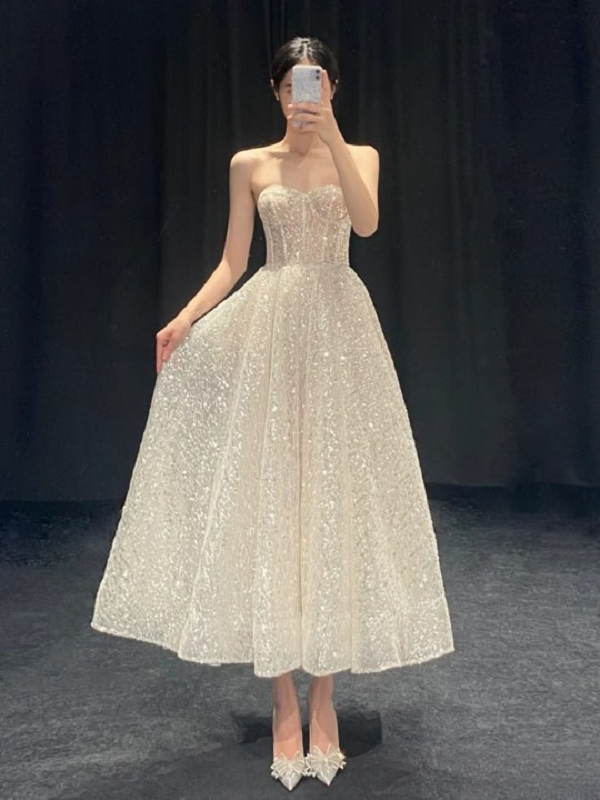 Đầm dài sequin lấp lánh, giúp nàng tỏa sáng trong mọi bữa tiệc