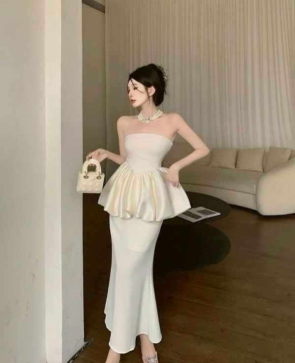 Đầm dài peplum sang trọng, giúp che khuyết điểm vòng hai và tôn dáng quý phái