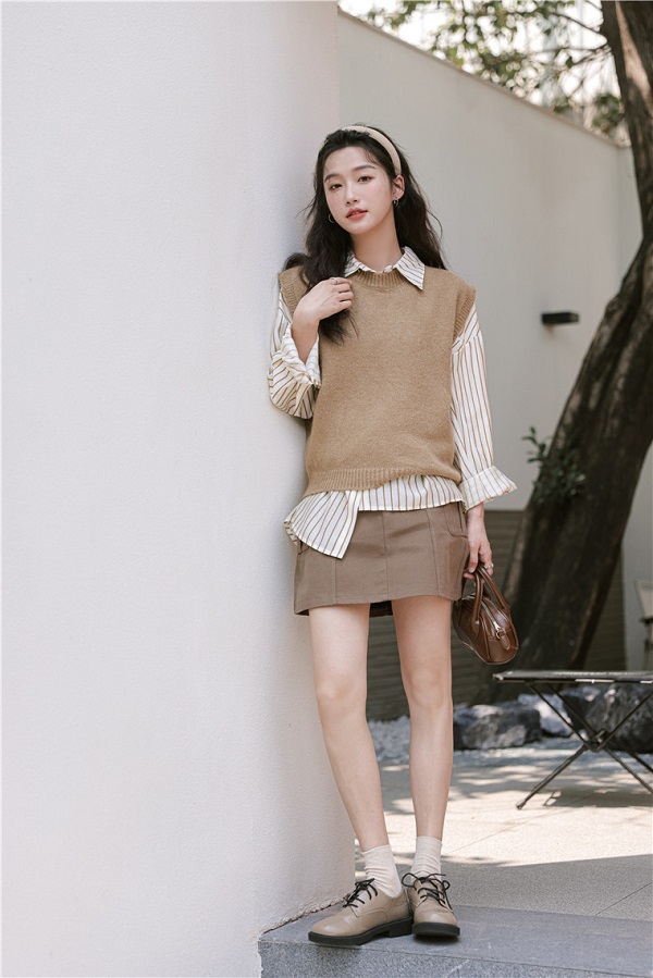 Set đồ preppy với váy chữ A và giày Oxford đế bệt cho vẻ ngoài tinh tế.