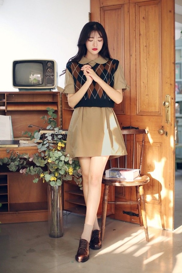 Giày Oxford da bóng mix cùng váy chữ A mang đến phong cách vintage cổ điển.