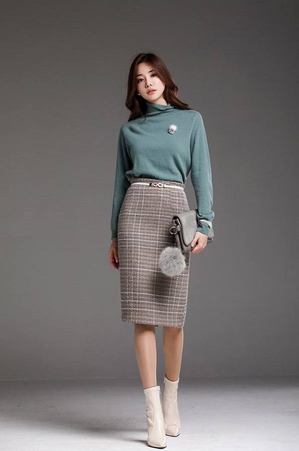 Boots cổ thấp phối váy chữ A dài giúp tạo phong cách hiện đại, cá tính.