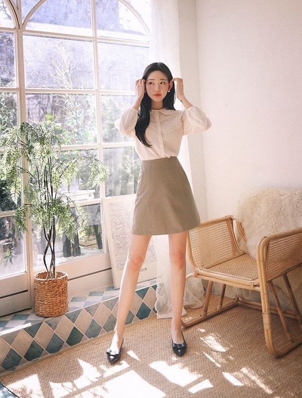 Giày búp bê mũi nhọn kết hợp váy chữ A tạo sự nhẹ nhàng, nữ tính.