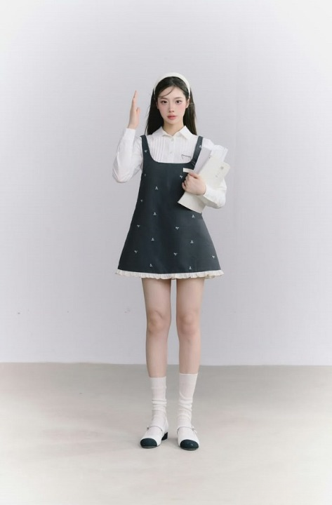 Mix váy chữ A với giày Mary Jane trắng đen cho phong cách retro dịu dàng.