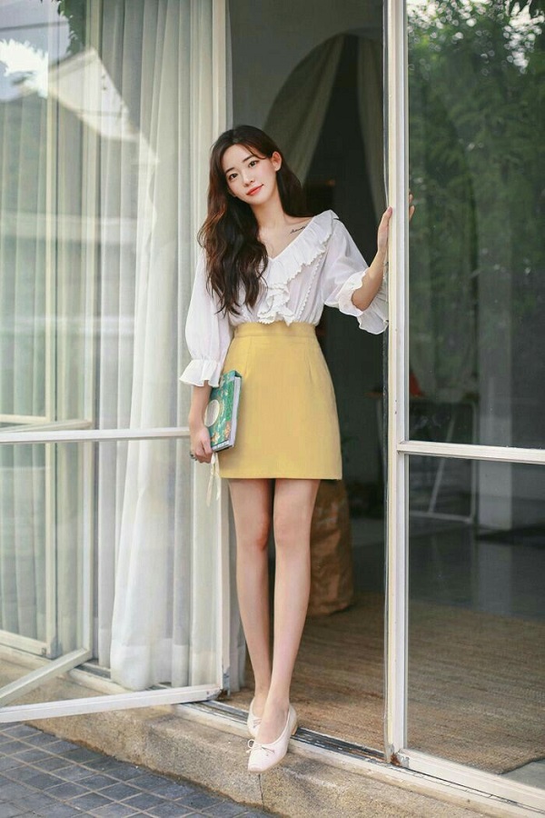 Outfit công sở với váy chữ A và giày búp bê quai hậu thanh lịch, tinh tế.