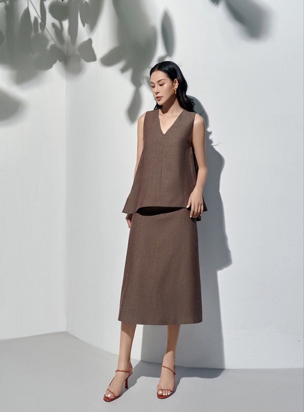 Cách kết hợp váy chữ A và giày cao gót sandal tạo phong cách sang trọng, nữ tính.