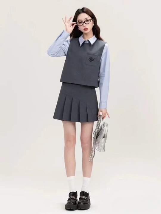 Phối loafer da với váy chữ A dài tạo vẻ ngoài thanh lịch, sang trọng.